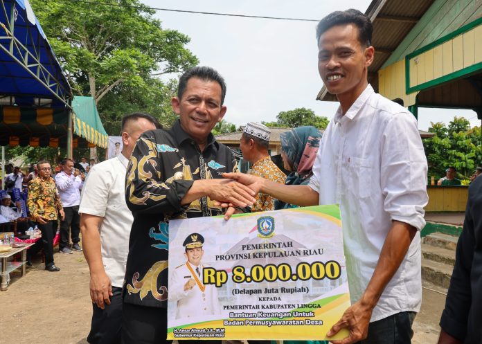 Gubernur Kepulauan Riau, Ansar Ahmad, menyerahkan bantuan senilai Rp3,99 miliar saat melakukan kunjungan kerja ke Desa Kerandin, Kecamatan Lingga Timur, Kabupaten Lingga, Rabu (17/7). F, diskominfo Kepri