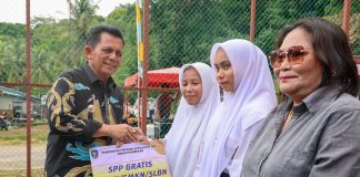 Kecamatan Pancur, Lingga Utara Juga Dapat Saluran Bantuan Dari Kunker Gubernur Ansar ke Kabupaten Lingga Gubernur Kepulauan Riau, H. Ansar Ahmad menyerahkan bantuan yang totalnya mencapai Rp523,2 juta di Kecamatan Pancur, Kabupaten Lingga, Rabu (17/7). F, diskominfo Kepri