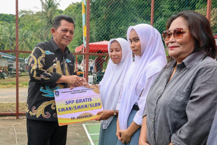 Gubernur Kepulauan Riau, H. Ansar Ahmad menyerahkan bantuan yang totalnya mencapai Rp523,2 juta di Kecamatan Pancur, Kabupaten Lingga, Rabu (17/7). F, diskominfo Kepri