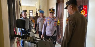 Kapolres Bintan Kunjungan Kerja Ke Polsek Tambelan, Personel Jangan Melakukan Tindakan Yang Dapat Mencoreng Institusi. Kapolres Bintan sengaja mendatangi Polsek Tambelan untuk melihat secara langsung keadaan Personel dan kondisi Polsek Tambelan f, Polres Bintan