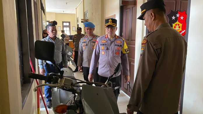 Kapolres Bintan sengaja mendatangi Polsek Tambelan untuk melihat secara langsung keadaan Personel dan kondisi Polsek Tambelan f, Polres Bintan