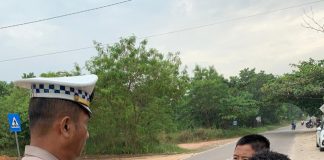 Operasi Patuh Seligi 2024 Polres Bintan, 5 Hari 368 Pelanggar Petugas saat merazia anak sekolah berkendara tanpa SIM dan perlengkapan berkendara. Operasi patuh Seligi 2024 Polres Bintan sudah berjalan selama 5 hari yaitu dari tanggal 15 Juli 2024 sampai dengan 19 Juli 2024 f, Polres Bintan