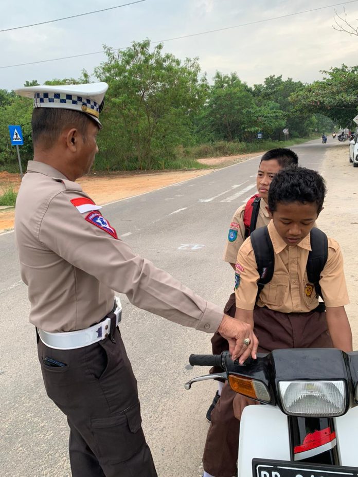Petugas saat merazia anak sekolah berkendara tanpa SIM dan perlengkapan berkendara. Operasi patuh Seligi 2024 Polres Bintan sudah berjalan selama 5 hari yaitu dari tanggal 15 Juli 2024 sampai dengan 19 Juli 2024 f, Polres Bintan