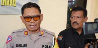 Laka Lantas Maut Di Depan Persimpangan Perum Pinang Kencana 3. Polisi Belum Terima Surat Perdamaian Kanit Gakkum Sat Lantas Polresta Tanjungpinang AKP Syaiful Amri memberi penjelasan Jumat (19/07/2024) terkait pengungkapan kronologi kejadian kecelakaan maut di Jalan Arah Tanjung Uban-Tanjungpinang, dengan TKP di depan persimpangan Perumahan Pinang Kencana 3, Kecamatan Tanjungpinang Timur, Kota Tanjungpinang, pada saat beberapa tempo hari yang lalu f, Polresta Tanjungpinang