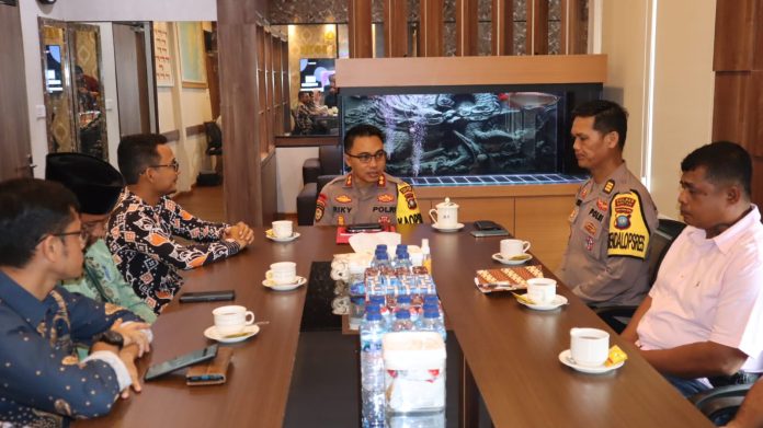 Ketua KPUD Bintan Harris Daulay melaksanakan silaturrahmi dan diskusi bersama Kapolres Bintan AKBP Riky Iswoyo di ruang kerja Kapolres Bintan, Jumat (19/7/2024) f, Polres Bintan