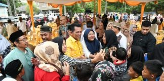 Ansar Sampaikan Capaian Program Kepada Masyarakat Kampung Lembang Jaya Batu Besar Gubernur Kepulauan Riau, Ansar Ahmad, bersilaturahmi dengan warga Kampung Lembang Jaya, Kelurahan Batu Besar, Kecamatan Nongsa, Kota Batam, Jumat (19/7). F, diskominfo Kepri