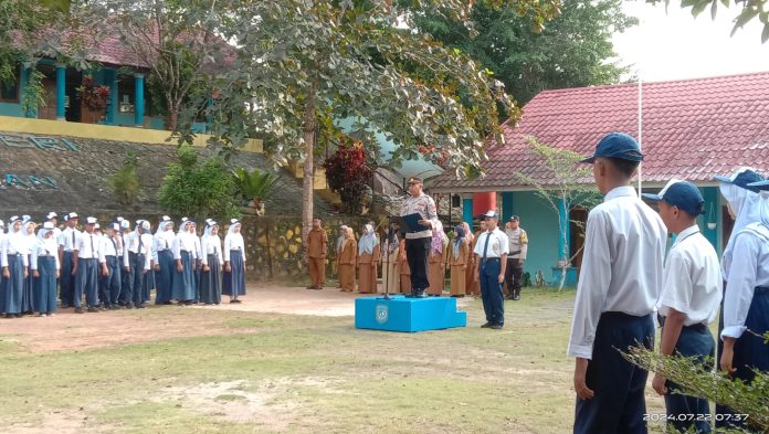 Iptu Edi Suratman menjadi inspektur upacara di SMP Negeri 24 Bintan Simpang Lagoi Kelurahan Kota Baru Kecamatan Bintan Utara, yang menjadi Ins[ektur Upacara dari Kepolisian yang , Senin (22/7/2024). F, Polres Bintan