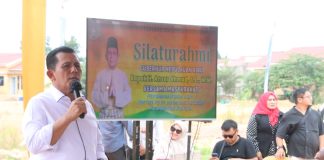 Gubernur Ansar Sebut SPP Gratis Mulai Tahun Ajaran Baru Kepada Warga Tanjunguncang Saat Bersilaturahmi. Gubernur Kepulauan Riau, H. Ansar Ahmad, melakukan silaturahmi dengan masyarakat RW 22 Perumahan Putra Jaya Tanjung Uncang Kota Batam pada Minggu (21/07). F, diskominfo Kepri