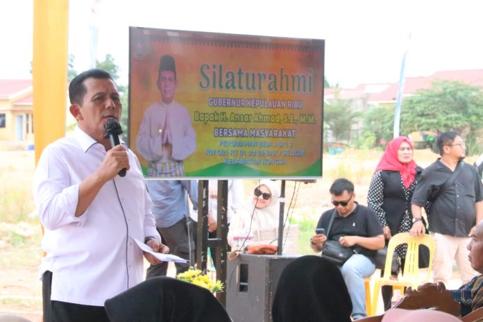 Gubernur Kepulauan Riau, H. Ansar Ahmad, melakukan silaturahmi dengan masyarakat RW 22 Perumahan Putra Jaya Tanjung Uncang Kota Batam pada Minggu (21/07). F, diskominfo Kepri