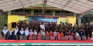 Gandeng Kejati, Disdukcapil Tanjungpinang Bagikan KIA Kepada Anak Kejati Kepri dan Disdukcapil Tanjungpinang menyerahkan KIA kepada anak di Balai Adat Pulau Penyengat, Sabtu (13/7/2024) f,Pemko Tanjungpinang