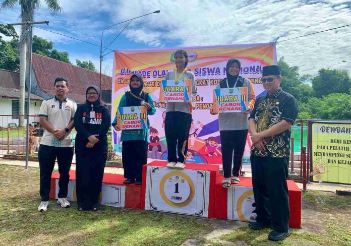 Penyerahan hadiah kepada juara Olimpiade Olahraga Siswa Nasional (O2SN) tingkat Sekolah Menengah Pertama (SMP) Negeri dan Swasta di Kota Tanjungpinang. Kegiatan digelar selama dua hari, mulai Rabu (3/7) hingga Kamis (4/7/2024). F, Pemko Tanjungpinang