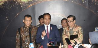 Golden Visa Indonesia Permudah Para Investor, Baru Diresmikan Ternyata Sudah Ada 300 Pendaftar Presiden RI Joko Widodo (Jokowi) Didampingi Seskab Pramono Anung, Memberikan Keterangan Pers Usai Peluncuran Golden Visa Indonesia, di Grand Ballroom, The Ritz-Carlton, Jakarta, Kamis (25/07/2024). (Foto: Humas Setkab/Oji)