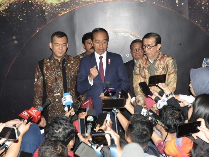 Presiden RI Joko Widodo (Jokowi) Didampingi Seskab Pramono Anung, Memberikan Keterangan Pers Usai Peluncuran Golden Visa Indonesia, di Grand Ballroom, The Ritz-Carlton, Jakarta, Kamis (25/07/2024). (Foto: Humas Setkab/Oji)