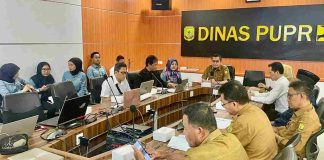 Sekdako Tanjungpinang Zulhidayat Sebut Tata Ruang Dalam Lima Tahun Terakhir Banyak Yang Perlu Disempurnakan Sekretaris Daerah (Sekda) Kota Tanjungpinang, Zulhidayat dalam rapat rapat pembahasan laporan pendahuluan dokumen rencana detail tata ruang (RDTR) 2024-2044, di ruang rapat kantor Dinas PUPR, Jalan Peralatan, Tanjungpinang, Kepulauan Riau, Selasa (30/7/2024).f,Pemko Tanjungpinang