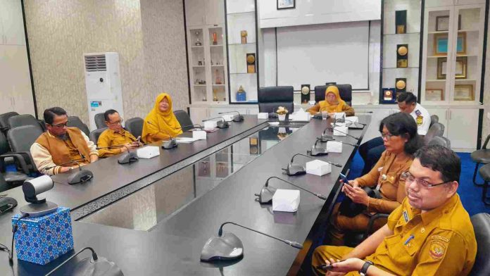 Asisten Administrasi Perekonomian dan Pembangunan Pemko Tanjungpinang dr. Elfiani Sandri mengikuti rapat koordinasi pembahasan langkah konkret pengendalian inflasi di daerah secara hybrid bersama Kemendagri dari ruang ruang rapat Engku Putri Raja Hamidah kantor Wali kota Tanjungpinang, Senin (22/07/2024). F, Pemko Tanjungpinang