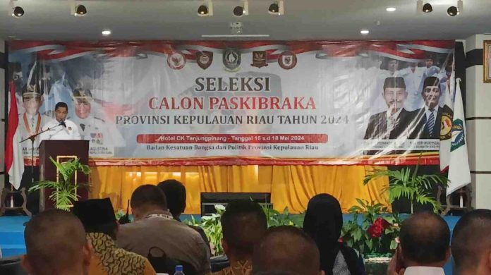 Kepala Bidang Ideologi Wawasan Kebangsaan dan Ketahanan Ekonomi Sosial Budaya dan Agama, Bakesbangpol Kota Tanjungpinang, Anung Tri Saputra, menyampaikan nama-nama calon Paskibraka yang lulus di tingkat kota Tanjungpinang, provinsi Kepri, dan nasional, Rabu (3/7/2024) f, Pemko Tanjungpinang