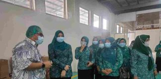 Pj Ketua TP PKK Tanjungpinang, Efa Sebut Produk Prendjak Ikon Yang Perlu Dipromosikan Penjabat (Pj) Ketua Tim Penggerak Pemberdayaan dan Kesejahteraan Keluarga (TP PKK) Kota Tanjungpinang Efa Sri Nurlatifah Khifayana meninjau pabrik PT Panca Rasa Pratama, Jumat (19/7/2024) f, Pemko Tanjungpinang
