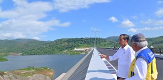 Bendungan Pamukkuku Diresmikan, Presiden Jokow Harapkan Produktivitas Pertanian Kabupaten Takalar Meningkat Presiden RI Joko Widodo (Jokowi) meresmikan Bendungan Pamukkulu, di Kabupaten Takalar, Provinsi Sulawesi Selatan Jumat (05/07/2024). (Foto: BPMI Setpres/Muchlis Jr)