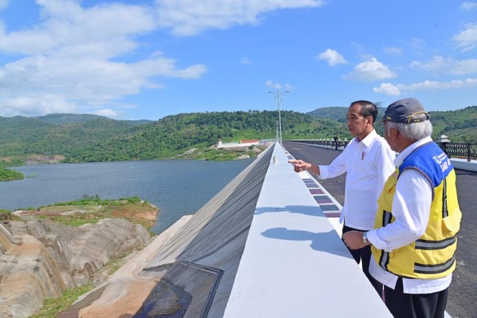 Presiden RI Joko Widodo (Jokowi) meresmikan Bendungan Pamukkulu, di Kabupaten Takalar, Provinsi Sulawesi Selatan Jumat (05/07/2024). (Foto: BPMI Setpres/Muchlis Jr)