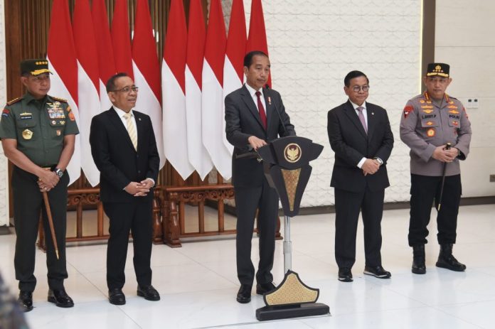 Presiden Joko Widodo (Jokowi) menyampaikan keterangan pers sebelum keberangkatan menuju UEA di Pangkalan Udara Halim Perdanakusuma Jakarta, Selasa (16/07/2024). (Foto: Humas Setkab/ Rahmat)