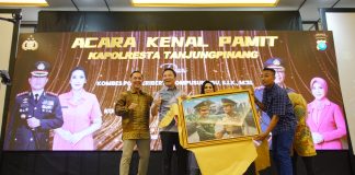 Pamit dari Polresta Tanjungpinang, Kombes Pol Heribertus Ompusunggu Sampaikan Terimakasih Kepada Pemberi Lahan Hibah Kombes Pol Heribertus Ompusunggu, menerima cenderamata dalam Acara kenal pamit Kapolresta Tanjungpinang dari Kombes Pol Heribertus Ompusunggu, kepada Kombes Pol Budi Santosadigelar di Trans Convention Centre (TCC) Hotel Aston, Jumat (12/07/2024) f,Polresta Tanjungpinang