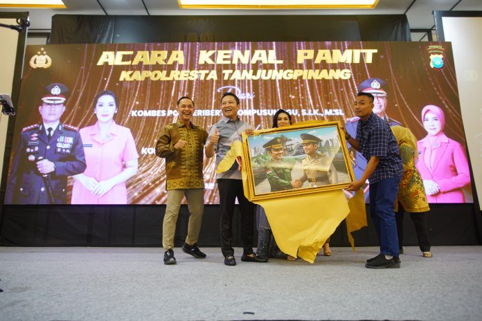 Kombes Pol Heribertus Ompusunggu, menerima cenderamata dalam Acara kenal pamit Kapolresta Tanjungpinang dari Kombes Pol Heribertus Ompusunggu, kepada Kombes Pol Budi Santosadigelar di Trans Convention Centre (TCC) Hotel Aston, Jumat (12/07/2024) f,Polresta Tanjungpinang