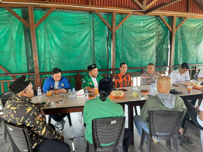 Kapolsek Bintan Utara AKP Monang P Silalahi menggelar ngopi bareng bersama Organisasi Masyarakat (Ormas) dan Organisasi Kemasyarakatan Pemuda (OKP) di wilayah hukumnya di kedai Kopi New Nusantara Tanjung Uban, Rabu (10/7/2024). f,Polsek Binut