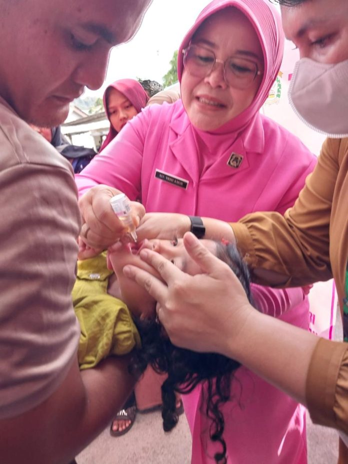 Bhayangkari Cabang Bintan menggelar kegiatan vaksin polio dan pemeriksaan kesehatan kepada Balita di Posyandu Bougenville Tanjung Uban, Senin (29/7/24). f,Polres Bintan