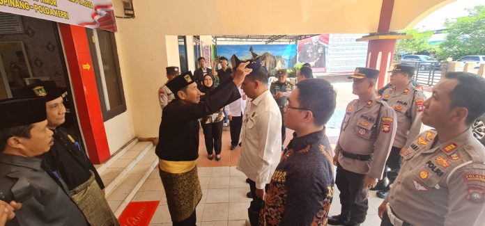 Anggota Komisi Kepolisian Nasional (Kompolnas) RI laksanakan kunjungan kerja anggota dalam rangka penilaian nominasi Kompolnas Awards Tahun 2024, di Polsek Tanjungpinang Timur, Kota Tanjungpinang, Rabu (10/7/2024) f,Polsek Tpi Timur Kota