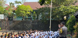 Kasatlantas Sosialisasikan Tertib Lalu Lintas Kepada Pelajar Di Lapangan Sekolah SMAN 1 Teluk Bintan Kasat Lantas Polres Bintan sosialisakan tertib berlalu lintas kepada Pelajar di lapangan Sekolah SMAN 1 Teluk Bintan, Kamis (25/7/2024) f,Polres Bintan