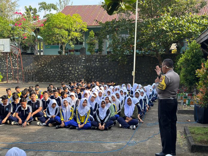 Kasat Lantas Polres Bintan sosialisakan tertib berlalu lintas kepada Pelajar di lapangan Sekolah SMAN 1 Teluk Bintan, Kamis (25/7/2024) f,Polres Bintan