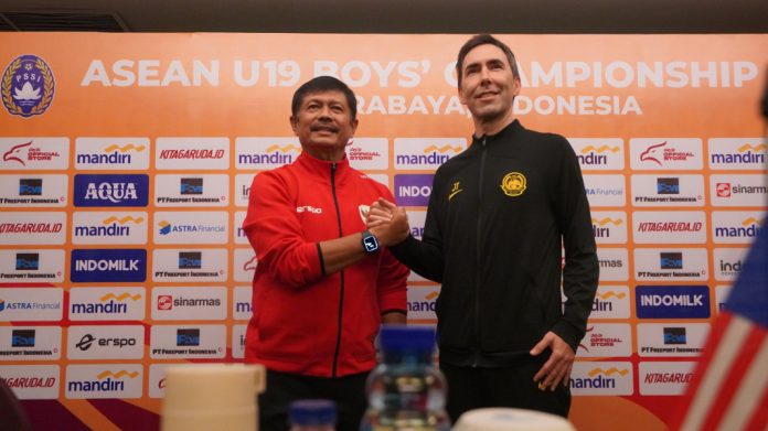 Kepala tim U-19 Indonesia Indra Sjafri dan pelatih tim U-19 Malaysia Juan Torres Garrido salam komando setelah konferensi pers f,PSSI