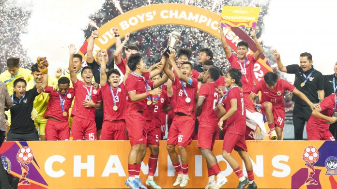 Tim nasional Indonesia untuk kelompok umur 19 tahun merebut titel juara di ajang ASEAN U-19 Boys Championship 2024, usai menumbangkan Thailand pada laga final, dengan skor tipis 1-0 di Stadion Gelora Bung Tomo, Surabaya, Senin (29/7). f,pssi