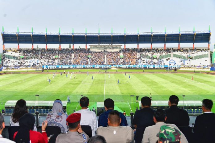 Presiden Jokowi didampingi Ibu Iriana Joko Widodo menyaksikan laga perdana pembukaan turnamen sepak bola Piala Presiden 2024 di Stadion Si Jalak Harupat, Kabupaten Bandung, Provinsi Jawa Barat, Jumat (19/07/2024). (Foto: BPMI Setpres/Vico)