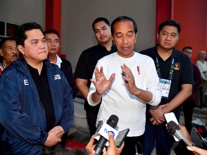 Presiden Jokowi memberikan keterangan pers usai menyaksikan laga perdana pembukaan turnamen sepak bola Piala Presiden 2024 di Stadion Si Jalak Harupat, Kabupaten Bandung, Provinsi Jawa Barat, Jumat (19/07/2024). (Foto: BPMI Setpres/Rusman)