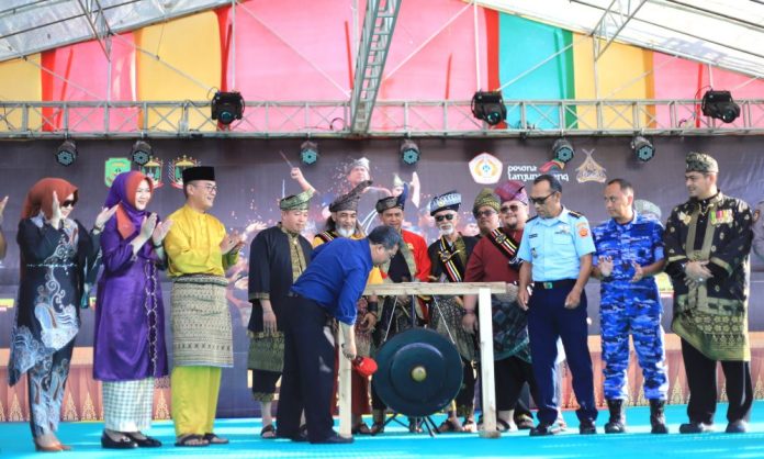 Festival Silat Serumpun 2024 resmi dibuka Asisten I Provinsi Kepulauan Riau, Tengku Said Arif Fadillah, di pelataran Tugu Sirih, Kawasan Gurindam 12 Tanjungpinang, Kamis (4/7/2024). F, Pemko Tanjungpinang