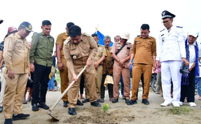 Bupati Samosir Vandiko T. Gultom melakukan penanaman pohon pucuk merah menandai Launching Objek Wisata Baru Pantai Lumban Manik Desa Lumban Suhi Suhi Toruan, 19/08. f,Pemkab Samosir
