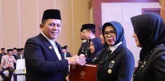 366 ASN Kepri Terima Satyalancana Karya Satya Gubernur Kepri, Ansar Ahmad memberikan tanda kehormatan Satyalancana Karya Satya kepada 366 orang ASN di Lingkungan Pemprov Kepri, di Aula Wan Seri Beni, Dompak, Jumat (16/8/2024). f,diskominfo Kepri