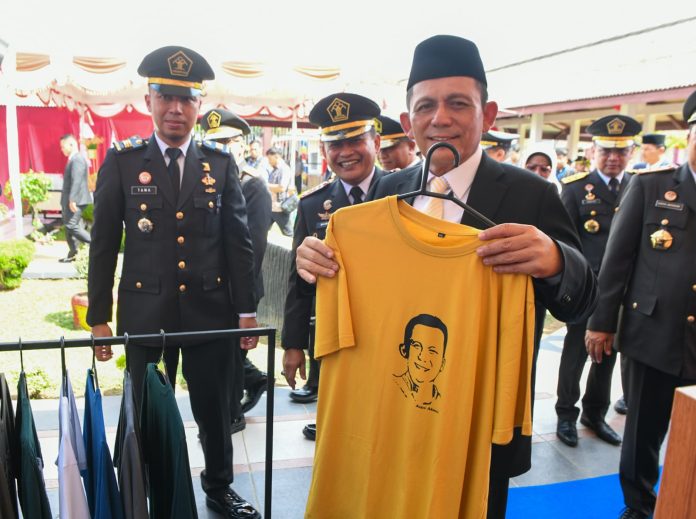 Gubernur Kepulauan Riau, H Ansar usai menghadiri penyerahan remisi umum bagi narapidana dan pengurangan masa pidana umum bagi anak binaan di Lapas Klas IIA Tanjungpinang,
