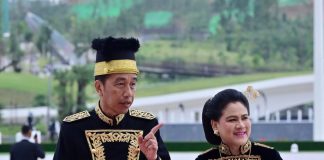 Presiden Jokowi Kenakan Busana Adat Kustim, Terinspirasi Dari Kesultanan Kutai Kartanegara Pada Peringatan HUT Di Istana Negara, IKN Pada upacara yang digelar dalam rangka memperingati Hari Kemerdekaan Republik Indonesia yang ke-79, Presiden mengenakan baju adat Nusantara yang terinspirasi dari Kesultanan Kutai Kartanegara Ing Martadipura, yakni baju adat Kustim. f,setkab