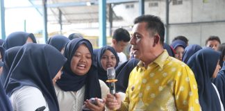 Gubernur Ansar Dorong Remaja Manfaat Teknologi Perubahan Digital Demi Pembangunan Berkelanjutan Gubernur Kepulauan Riau, H. Ansar Ahmad dalam acara Peringatan Hari Remaja Internasional tingkat Provinsi Kepri yang berlangsung pada Minggu (11/8) di Lapangan SP Plaza Sagulung, Batam. f,diskominfo Kepri