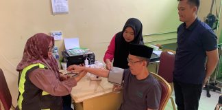 Tersangka Hasan Ditangguhkan Penahanannya, Prose Hukum Masih Berjalan Tersangka dugaan pemalsuan Surat Tanah HS Bin M (46) yang merupakan mantan PJ Walikota Tanjungpinang saat melakukan pemeriksaan kesehatan di Polres Bintan, Sabtu (3/8/2024). Hasan bebas dari tahanan setelah masa penahanannya ditangguhkan. f,Polres Bintan