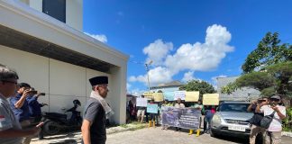 Bebas Dari Penahanan, Hasan Langsung Peluk Anak Sesampainya Di Rumah Mantan Penjabat Walikota Tanjungpinang, Hasan, bebas dari penahanan setelah Polres Bintan mengabulkan penangguhan penahannya, Sabtu (3/8/2024) siang. Hasan saat tiba di kediamannya. F,ist (Hendra)