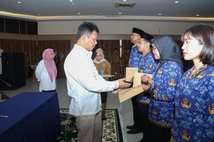 Wali Kota Batam, Muhammad Rudi saat memberikan SK PNS kepada pegawai Pemko Batam beberapa waktu lalu. Pemerintah Kota (Pemko) Batam membuka 86 formasi CPNS dengan berbagai kualifikasi pendidikan. F,Pemko Batam