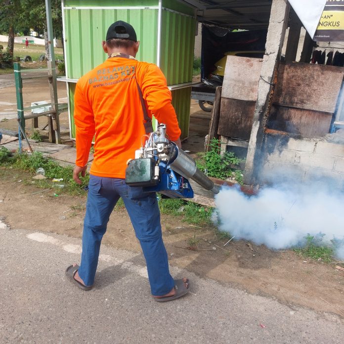 BAZNAS Kepri berkerjasama dengan Gerakan Pemuda Ansor Kepri melaksanakan bakti sosial berupa fogging di Kampung Bagan, Sei Beduk, Kota Batam, Sabtu (10/8/24) f,BAZNAS Kepri