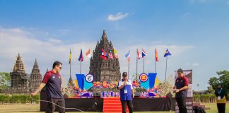 Hari Kedua Gelaran ASEAN Sports Day, Atraksi Pacu XPang Jadi Pembuka Olahraga Tradisional di Candi Prambanan Kontingen asal Brunei Darussalam tengah memainkan gasing, olahraga tradisional mereka yang juga dikenal oleh sebagian besar masyarakat Indonesia (foto:dok/deputi3)