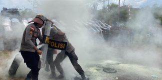 Simulasi Pengamanan Pilkada “Polisi Lumpuhkan Pendemo Yang Anarkis Di Kantor KPUD Bintan” Polres Bintan bersama Batalyon B Satbrimobda Polda Kepri melakukan simulasi dalam rangka pengamanan Pilkada serentak tahun 2024 yang dilaksanakan di kantor KPUD Bintan di Ceruk Ijuk, Senin (12/8/2024) f,Polres Bintan