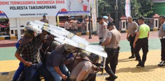 Polresta Tanjungpinang Gelar Latihan Dalmas Dalam Operasi Kepolisian Mantap Praja Seligi 2024 Personel Polresta Tanjungpinang melaksanakan Latihan Dalmas pada pelaksanaan Operasi Kepolisian berupa Ops Mantap Praja Seligi 2024. Latihan bertempat di Lapangan Bhayangkara Polresta Tanjungpinang, Kamis (01/08/2024). f,Polresta Tanjungpinang