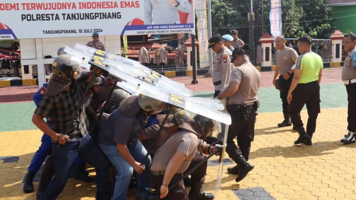 Personel Polresta Tanjungpinang melaksanakan Latihan Dalmas pada pelaksanaan Operasi Kepolisian berupa Ops Mantap Praja Seligi 2024. Latihan bertempat di Lapangan Bhayangkara Polresta Tanjungpinang, Kamis (01/08/2024). f,Polresta Tanjungpinang