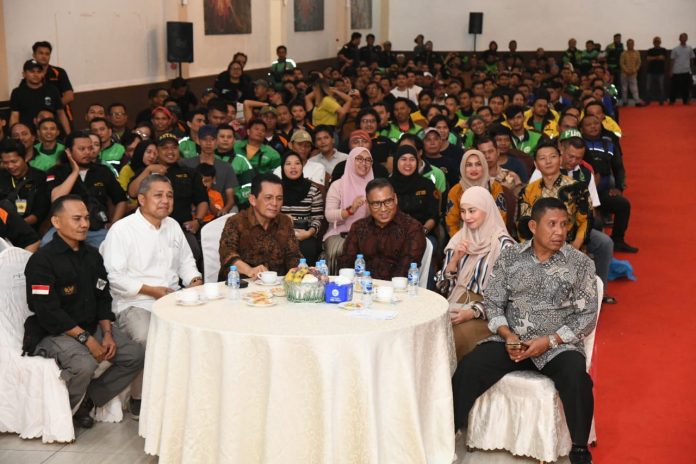 Gubernur Kepulauan Riau (Kepri) Ansar Ahmad bersilaturahmi dengan ribuan mitra transportasi online dalam sebuah acara yang berlangsung di Ballroom Restoran Golden Prawn, Kelurahan Tanjung Buntung, Kecamatan Bengkong, Kota Batam, Selasa (6/8) malam. f,diskominfo Kepri